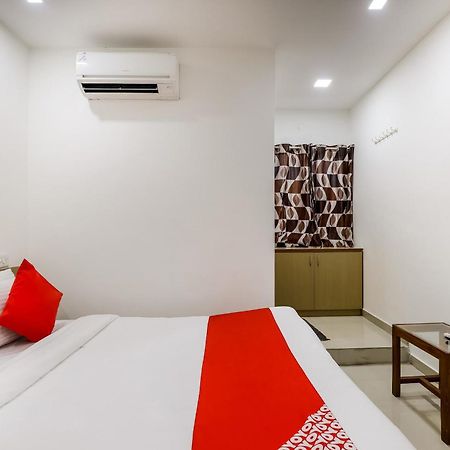 Oyo Hotel D Veeray Ahmadabad Zewnętrze zdjęcie
