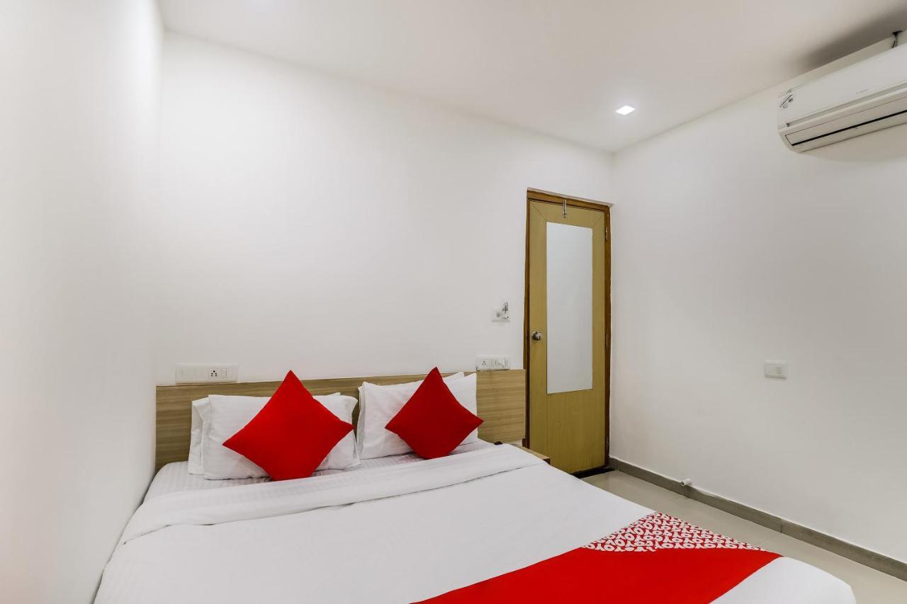 Oyo Hotel D Veeray Ahmadabad Zewnętrze zdjęcie