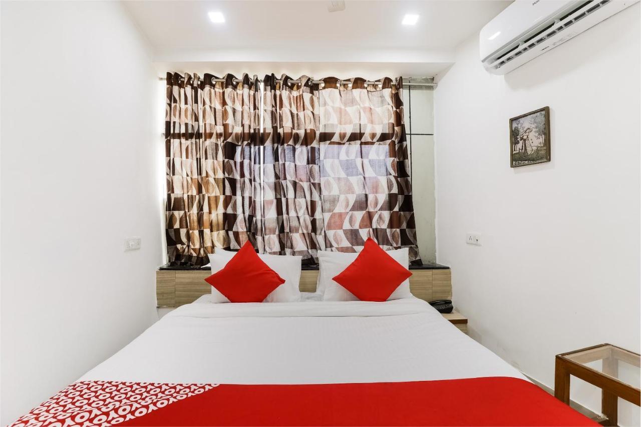 Oyo Hotel D Veeray Ahmadabad Zewnętrze zdjęcie
