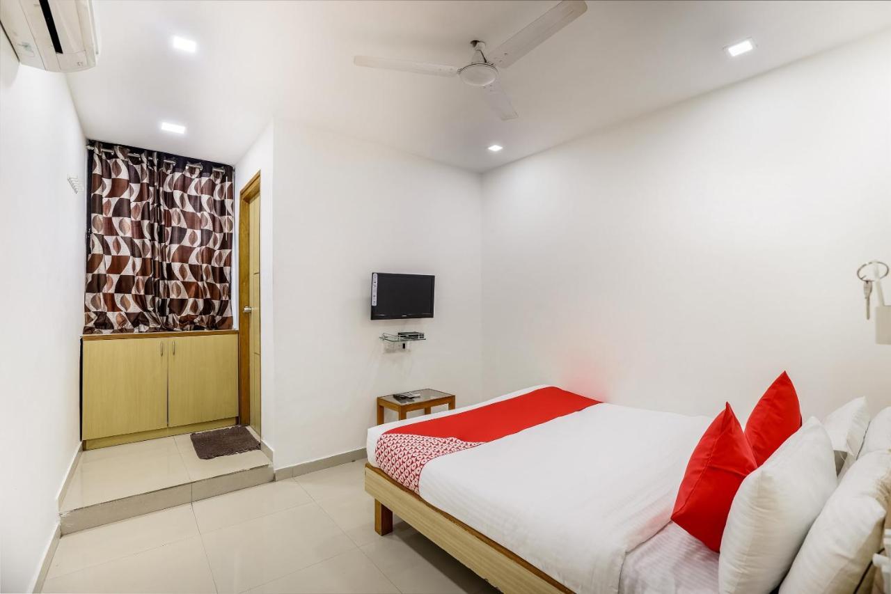 Oyo Hotel D Veeray Ahmadabad Zewnętrze zdjęcie