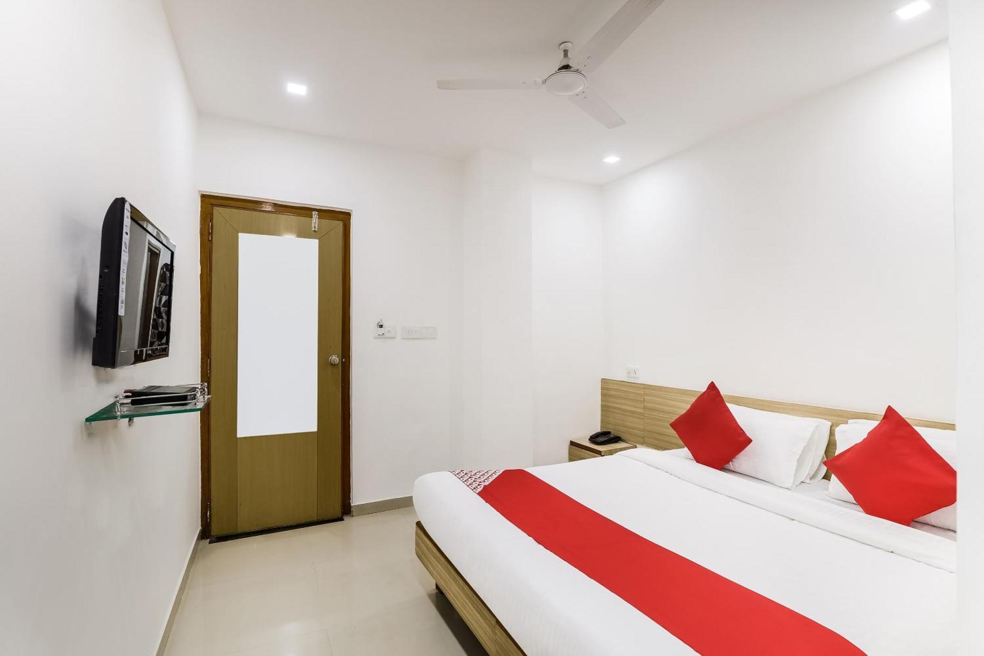 Oyo Hotel D Veeray Ahmadabad Zewnętrze zdjęcie