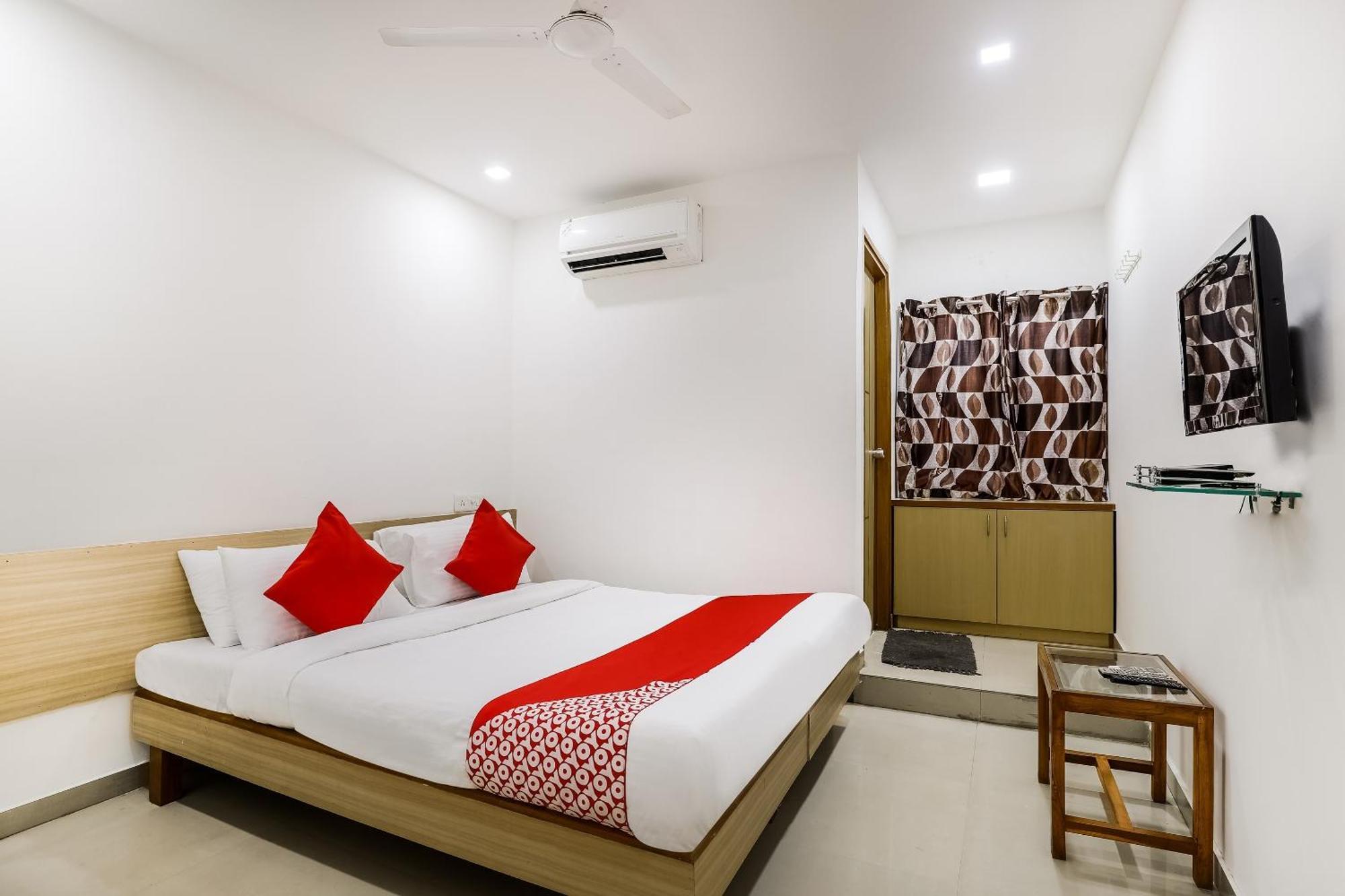 Oyo Hotel D Veeray Ahmadabad Zewnętrze zdjęcie