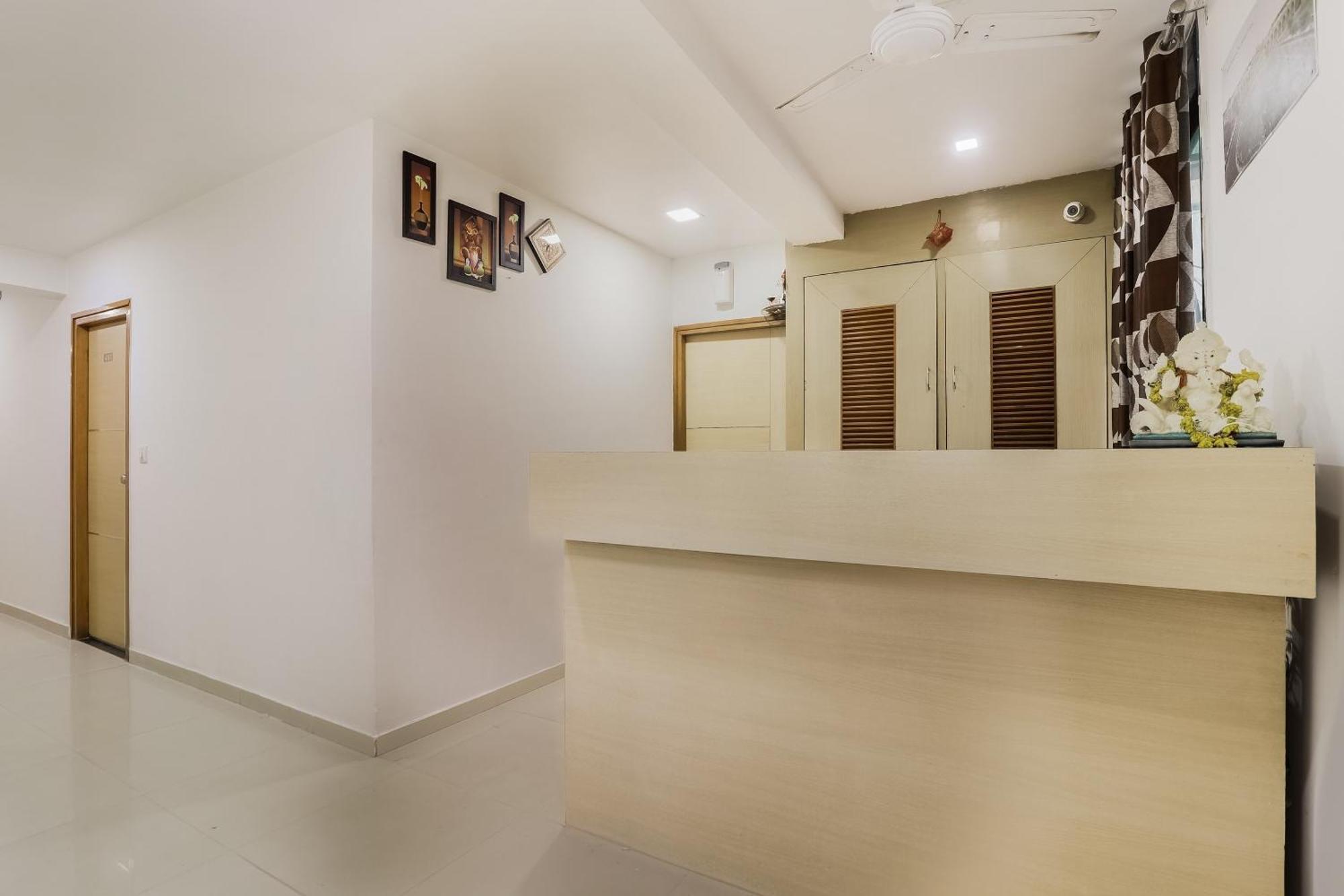 Oyo Hotel D Veeray Ahmadabad Zewnętrze zdjęcie