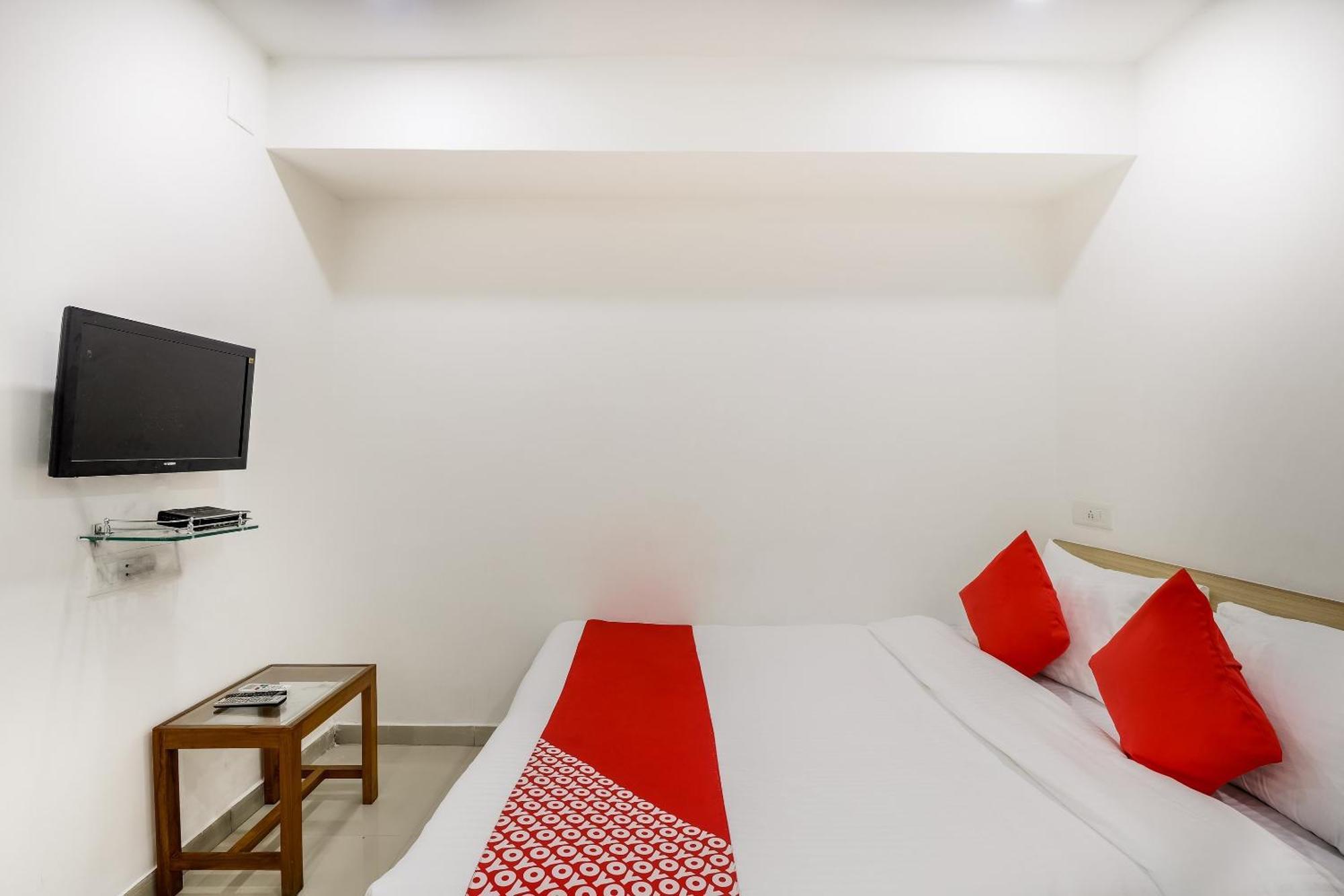 Oyo Hotel D Veeray Ahmadabad Zewnętrze zdjęcie