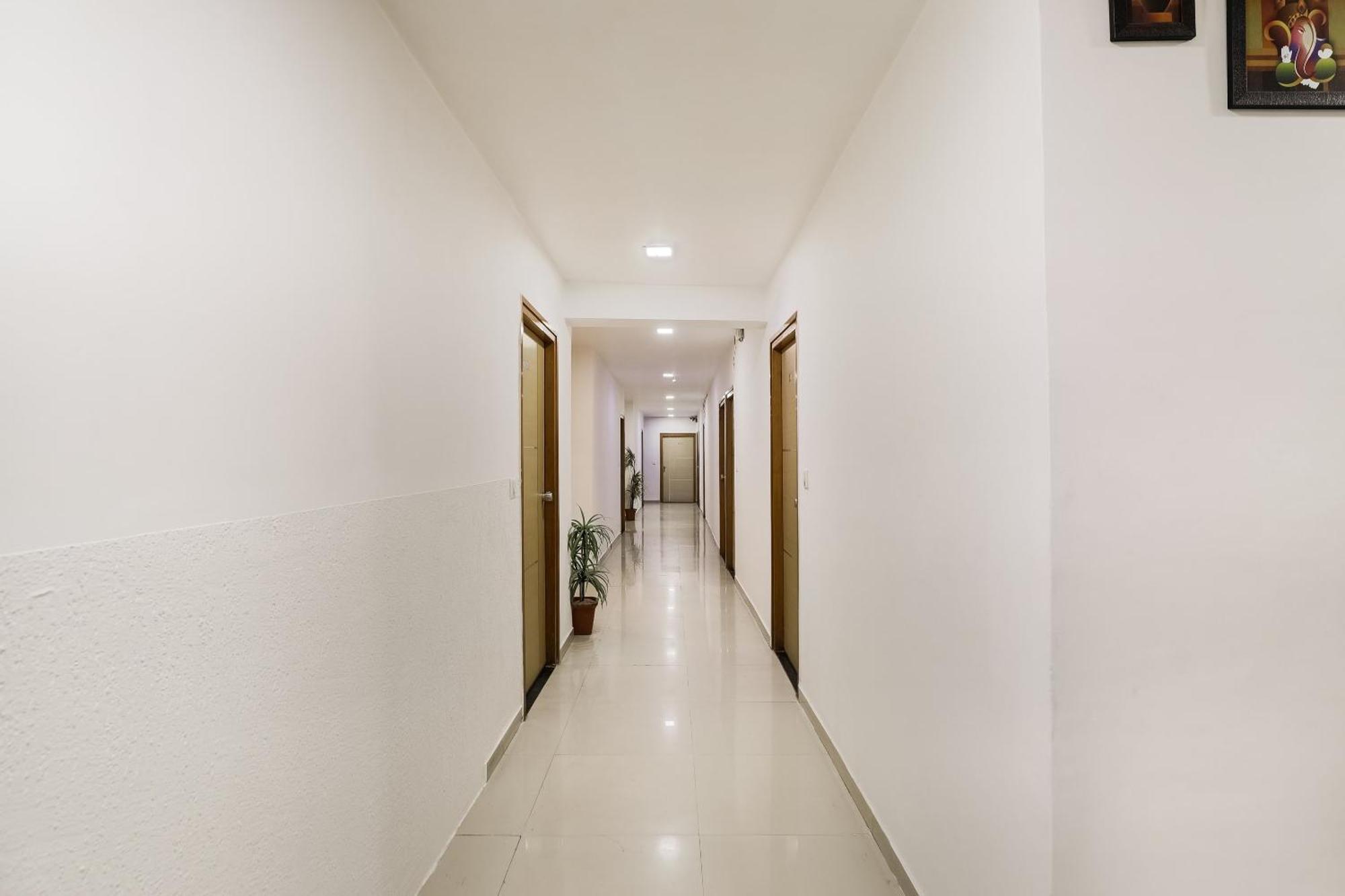 Oyo Hotel D Veeray Ahmadabad Zewnętrze zdjęcie
