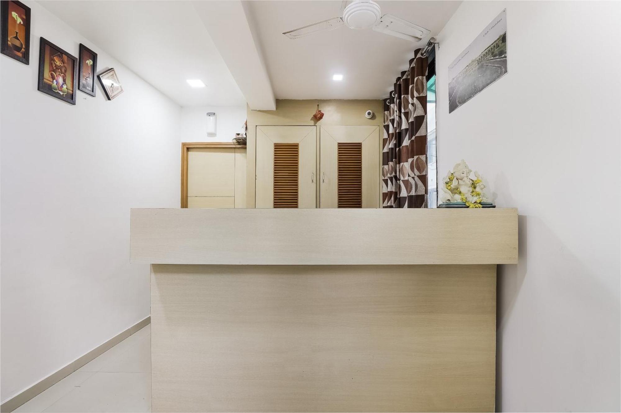 Oyo Hotel D Veeray Ahmadabad Zewnętrze zdjęcie