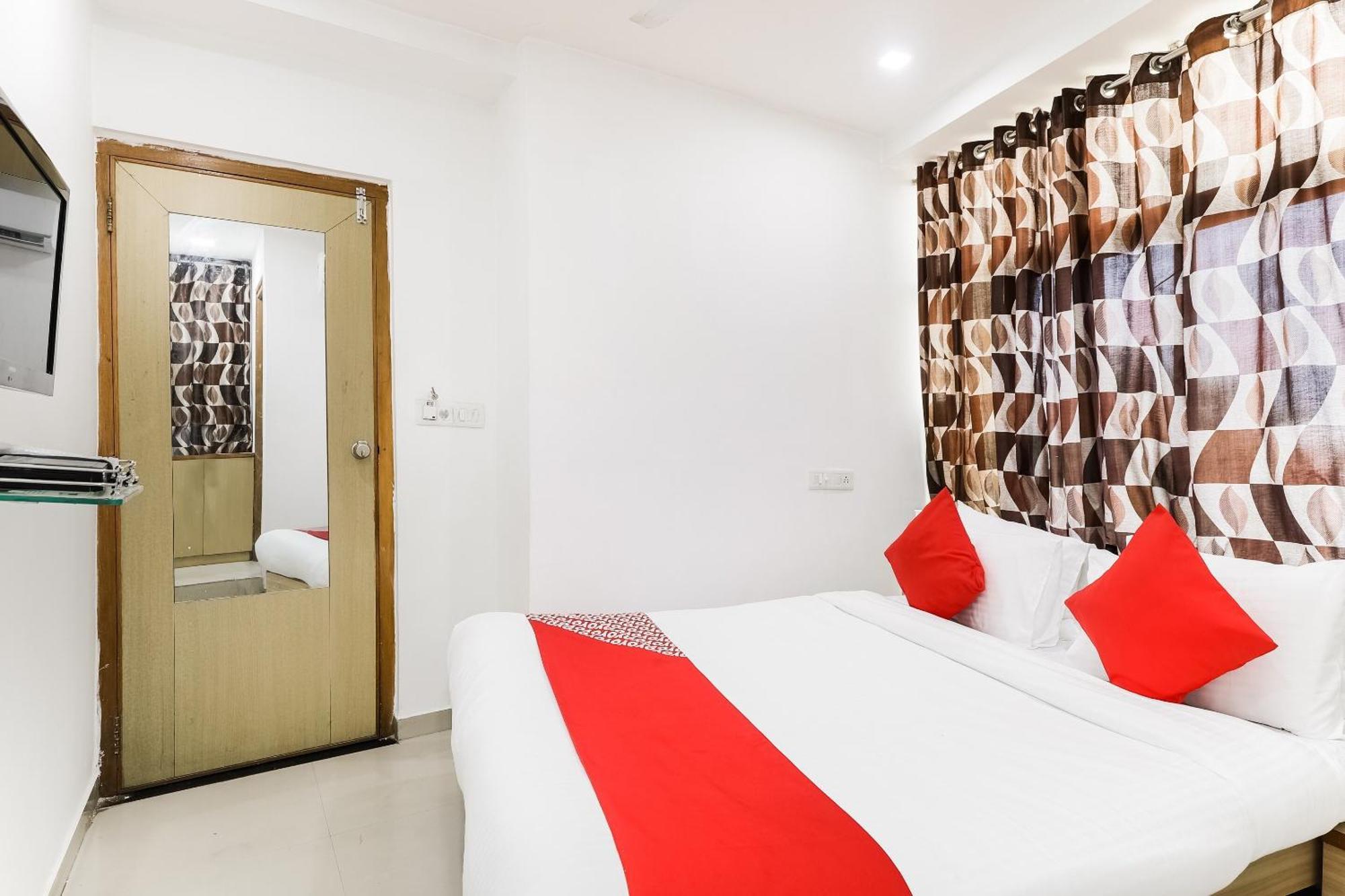 Oyo Hotel D Veeray Ahmadabad Zewnętrze zdjęcie