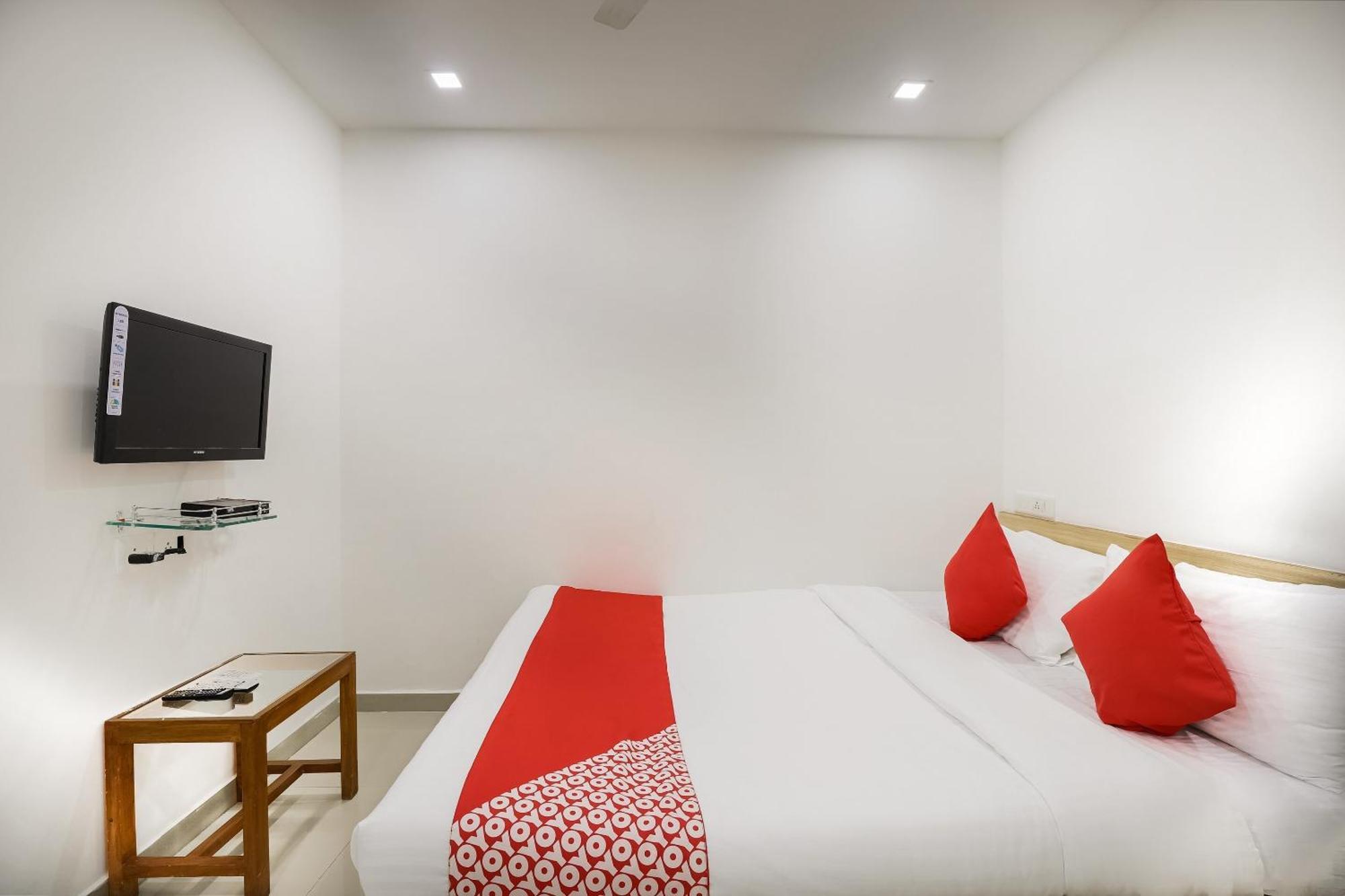 Oyo Hotel D Veeray Ahmadabad Zewnętrze zdjęcie